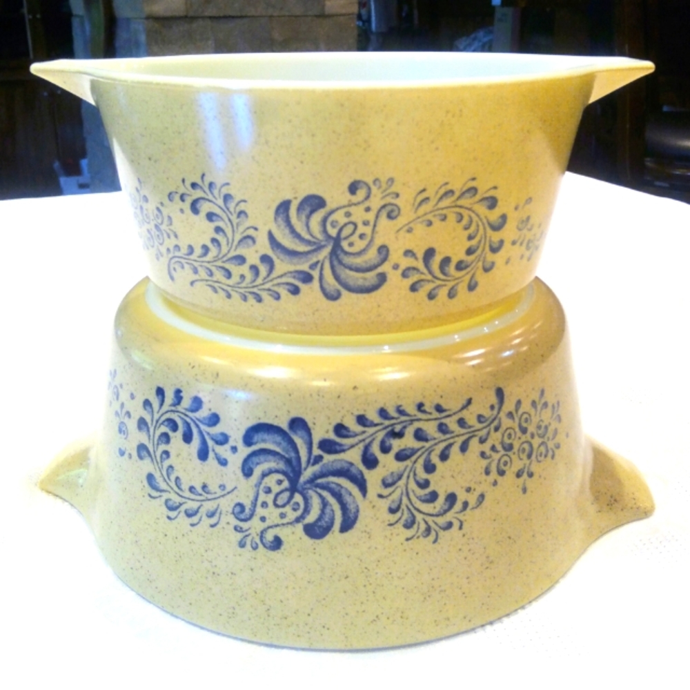 2 VTG Pyrex homestead baking dish/casseroles. 2.5 & 1.5 litre